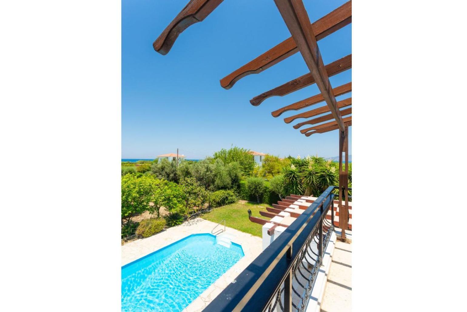 Sun Beach Villa Thio Polis エクステリア 写真