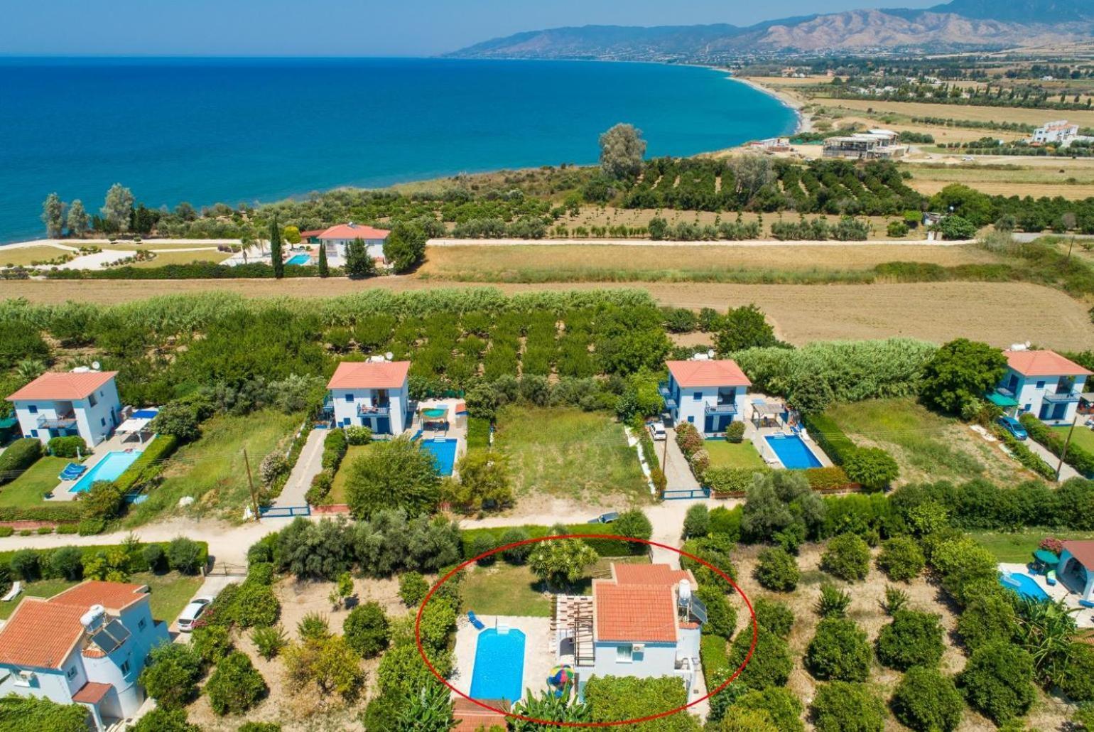 Sun Beach Villa Thio Polis エクステリア 写真